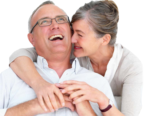 Pareja de adultos mayores riendo, él con anteojos