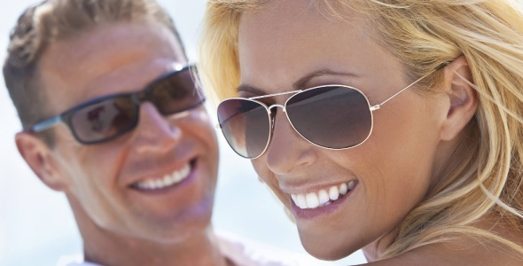 Pareja con anteojos de sol