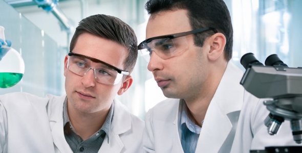 Profesionales de laboratorio con anteojos de seguridad